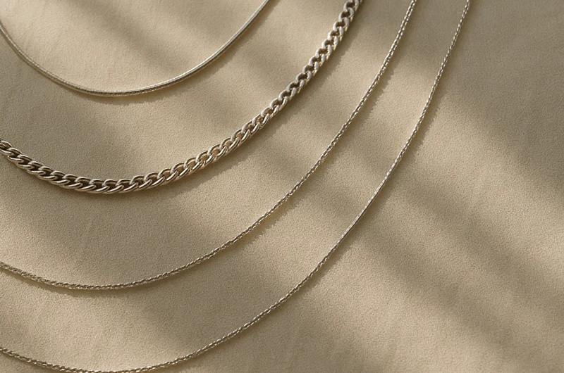 گردنبند نقره لایه‌لایه و مینیمال