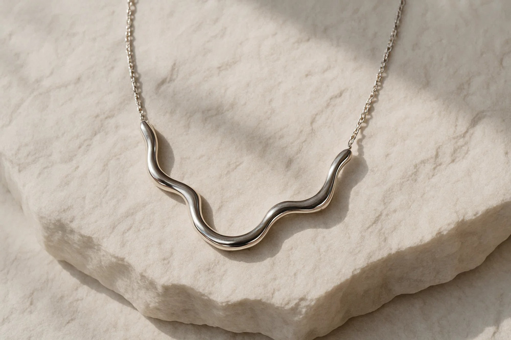 گردنبند نقره با طراحی ارگانیک روی زمینه سفید سنگی