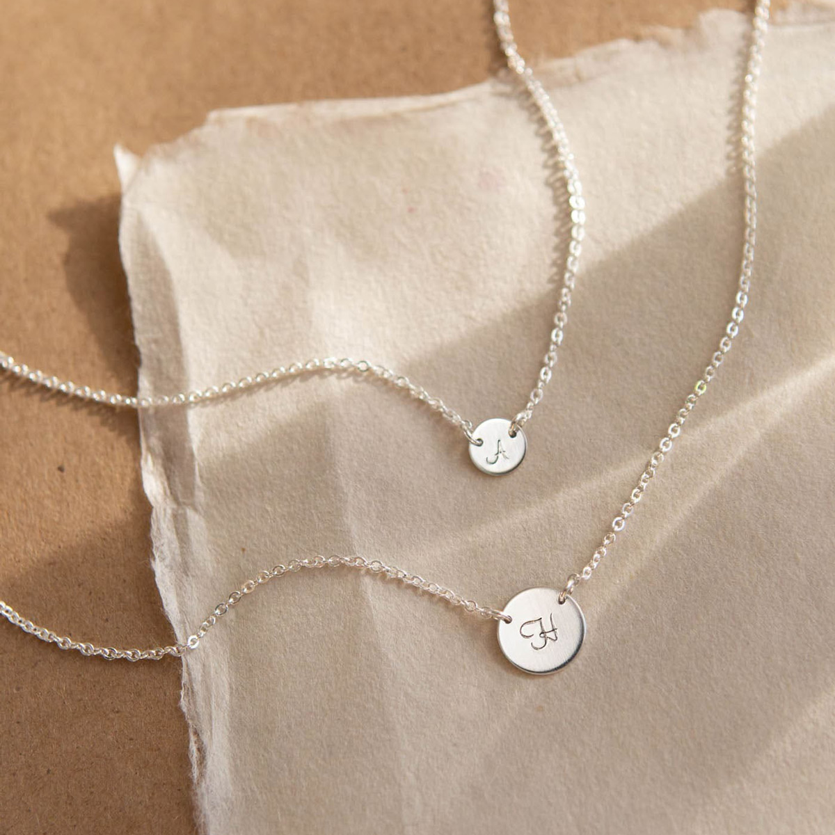 گردنبند نقره حکاکی حرف زنانه مناسب هدیه روز مادر