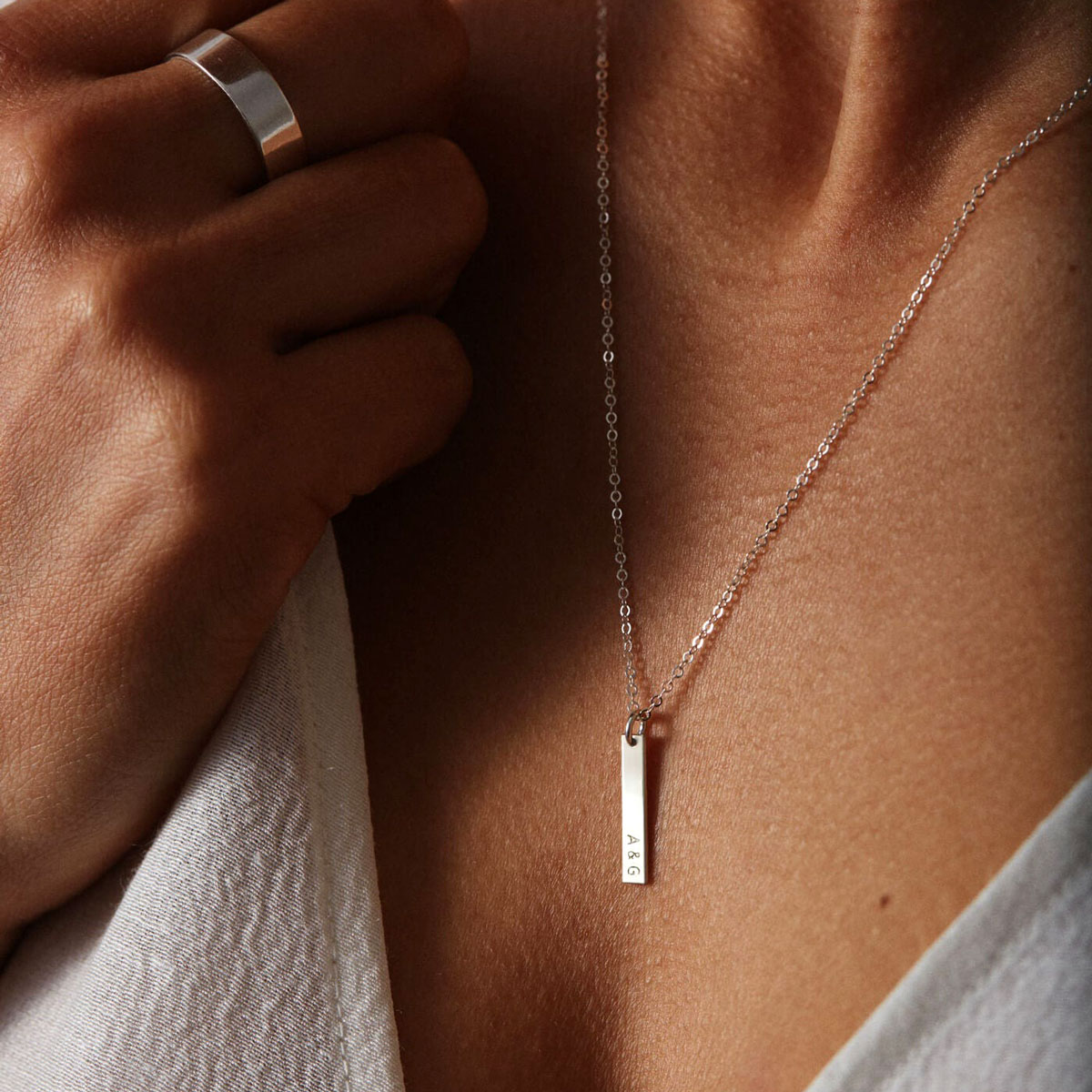 ترکیب گردنبند نقره با لباس سفید در استایل مینیمال