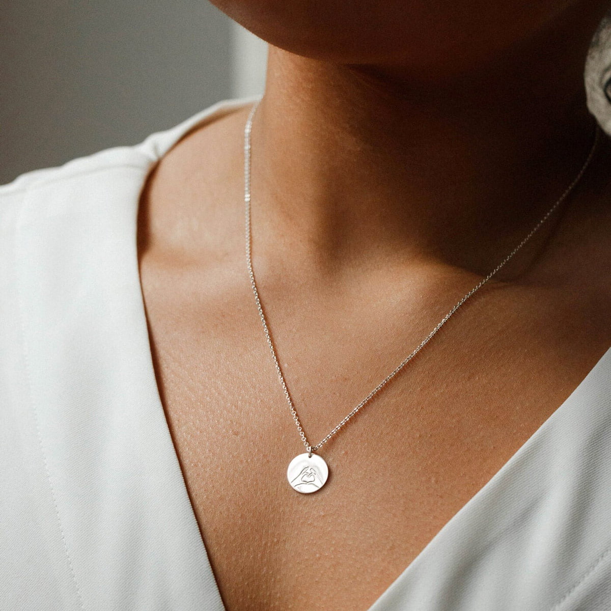 گردنبند نقره زنانه مینیمال حکاکی دست