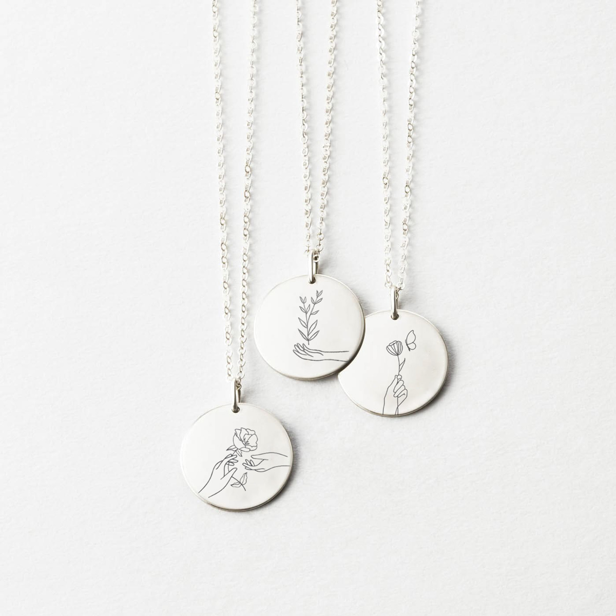 گردنبند نقره با حکاکی شخصی سازی روی پلاک نقره‌