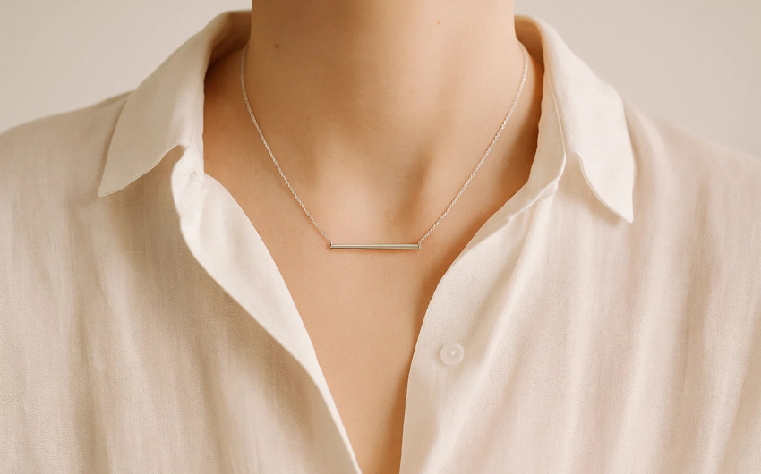 چطور گردنبند نقره را با استایل مینیمال ست کنیم؟
