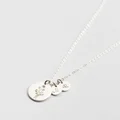 کلوزآپ گردنبند نقره با پلاک گل حکاکی و دو آویز حرف، پس‌زمینه سفید